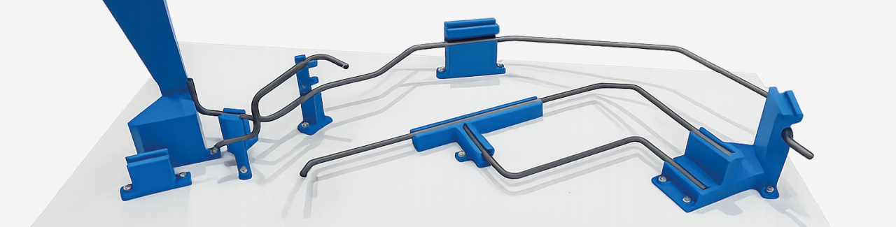 Installatie van metaal en grote, blauwe slangen